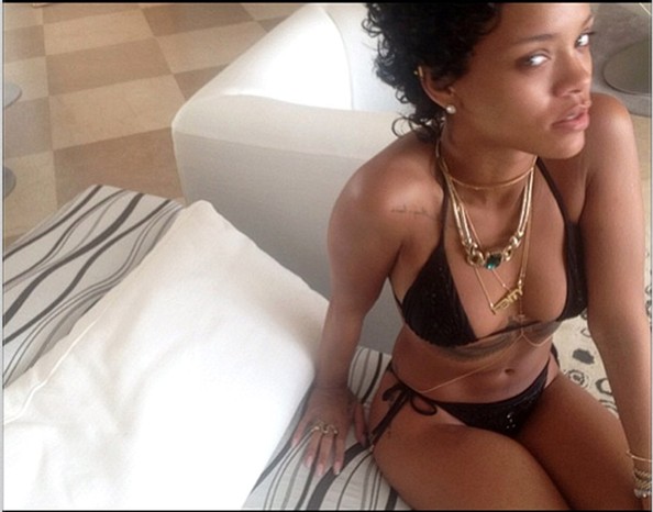 Rihanna's New Curly Mini Fro