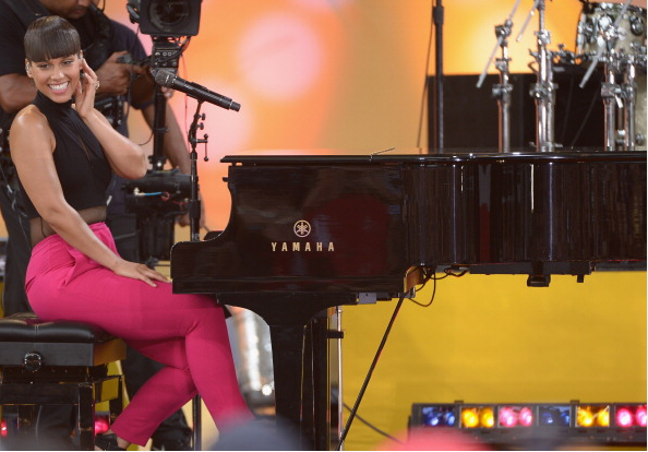 Alicia Keys Shows Off Bold Bowl Haircut 3