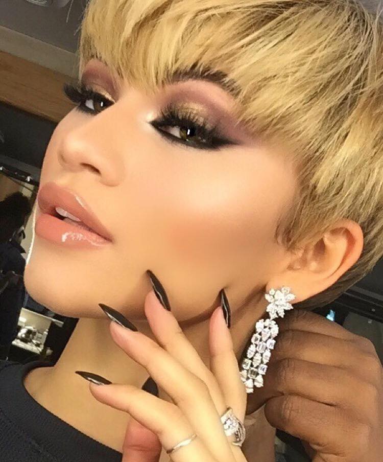 Zendaya Goes Blonde With New Pixie Haircut!