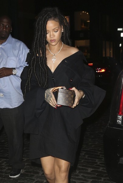 rihanna-rocks-faux-locs-trend-2