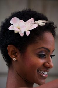 43-black-wedding-hairstyles-for-black-women-very-short-with-flower-199x300